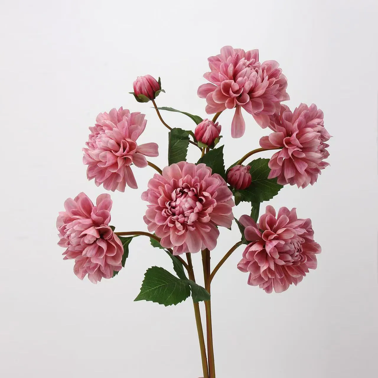 Solutions of flower decorations for a wedding table
